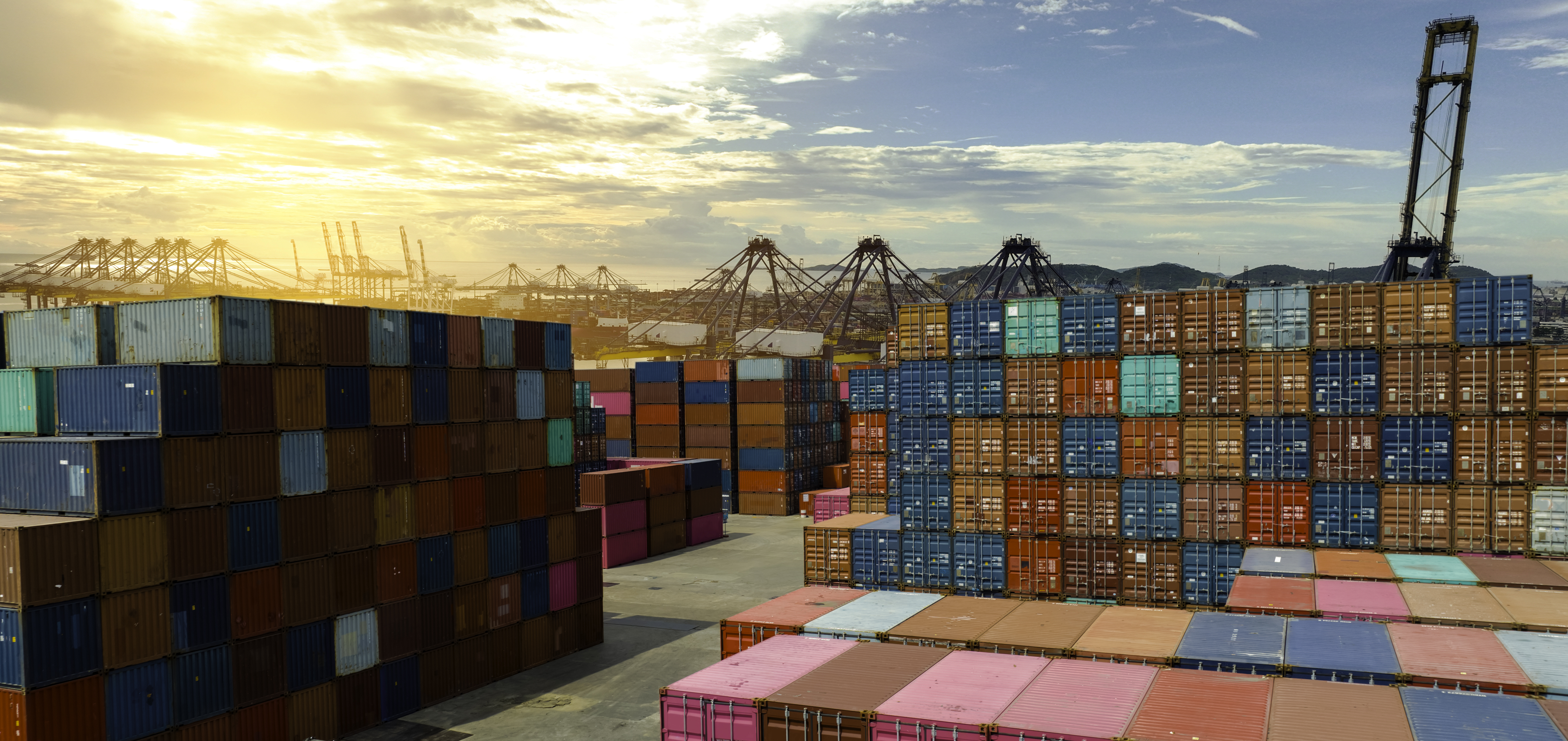 Verlichte containerterminal bij nacht