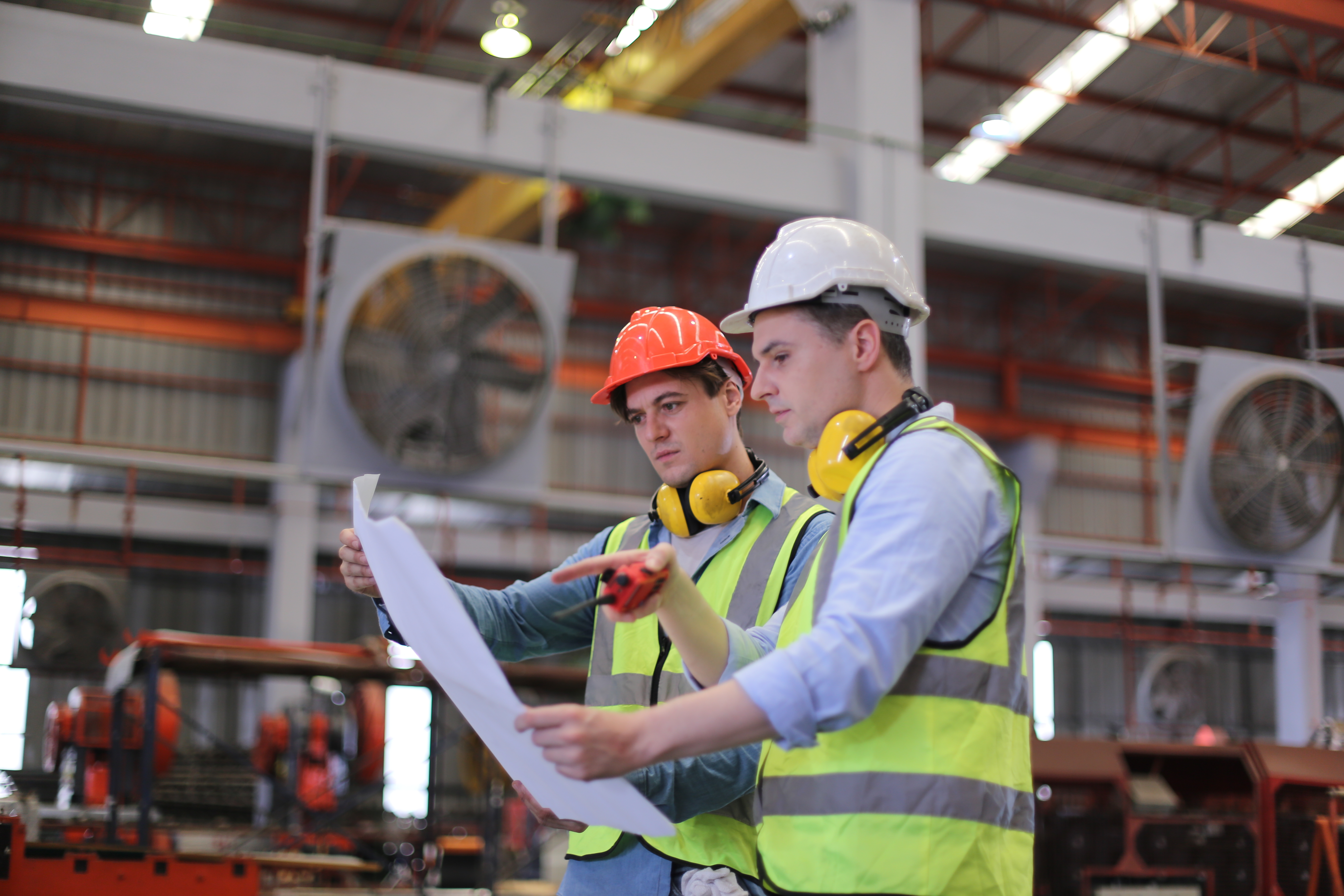 Terminalmedewerker in beschermende uitrusting