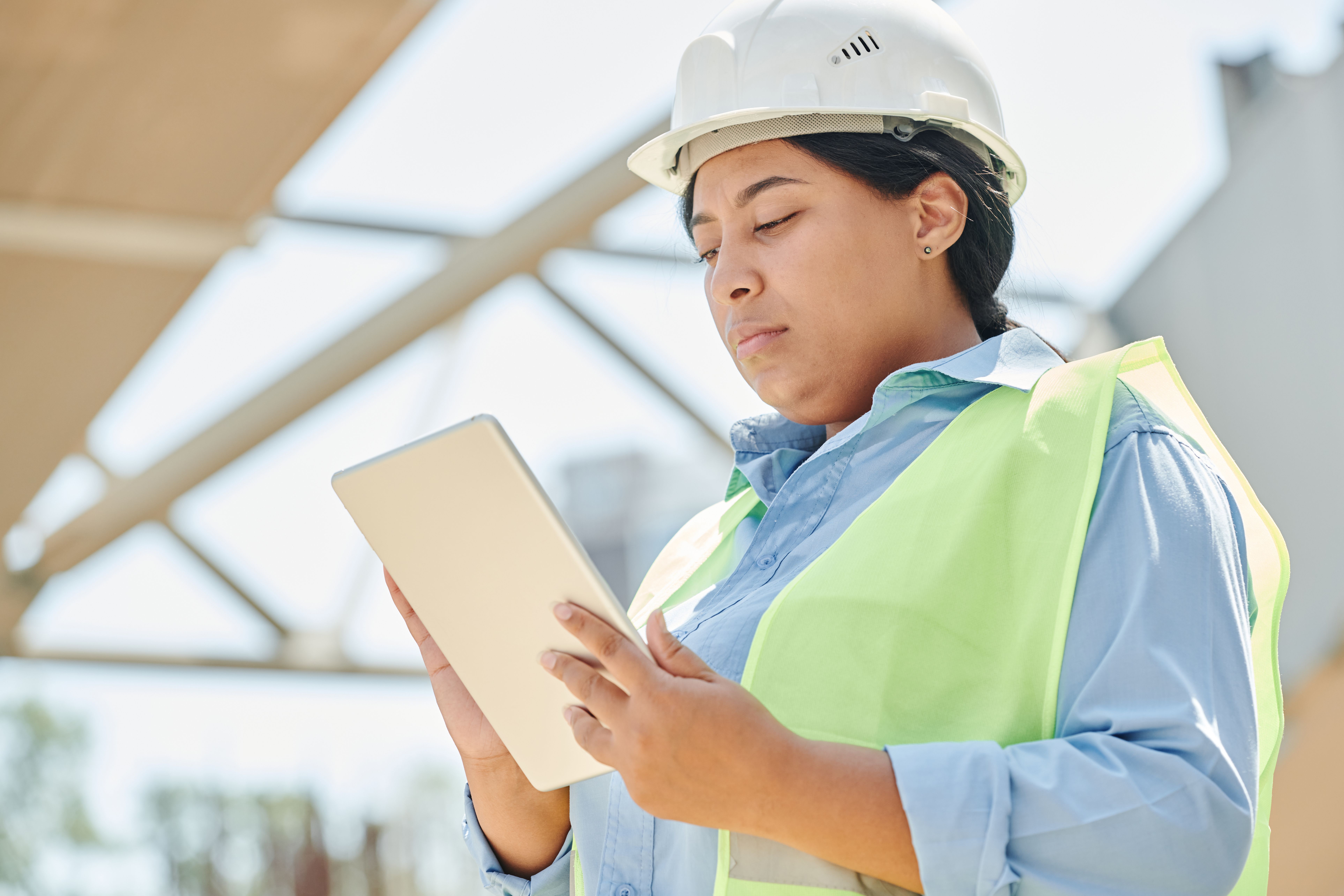 Engineer met een tablet op locatie